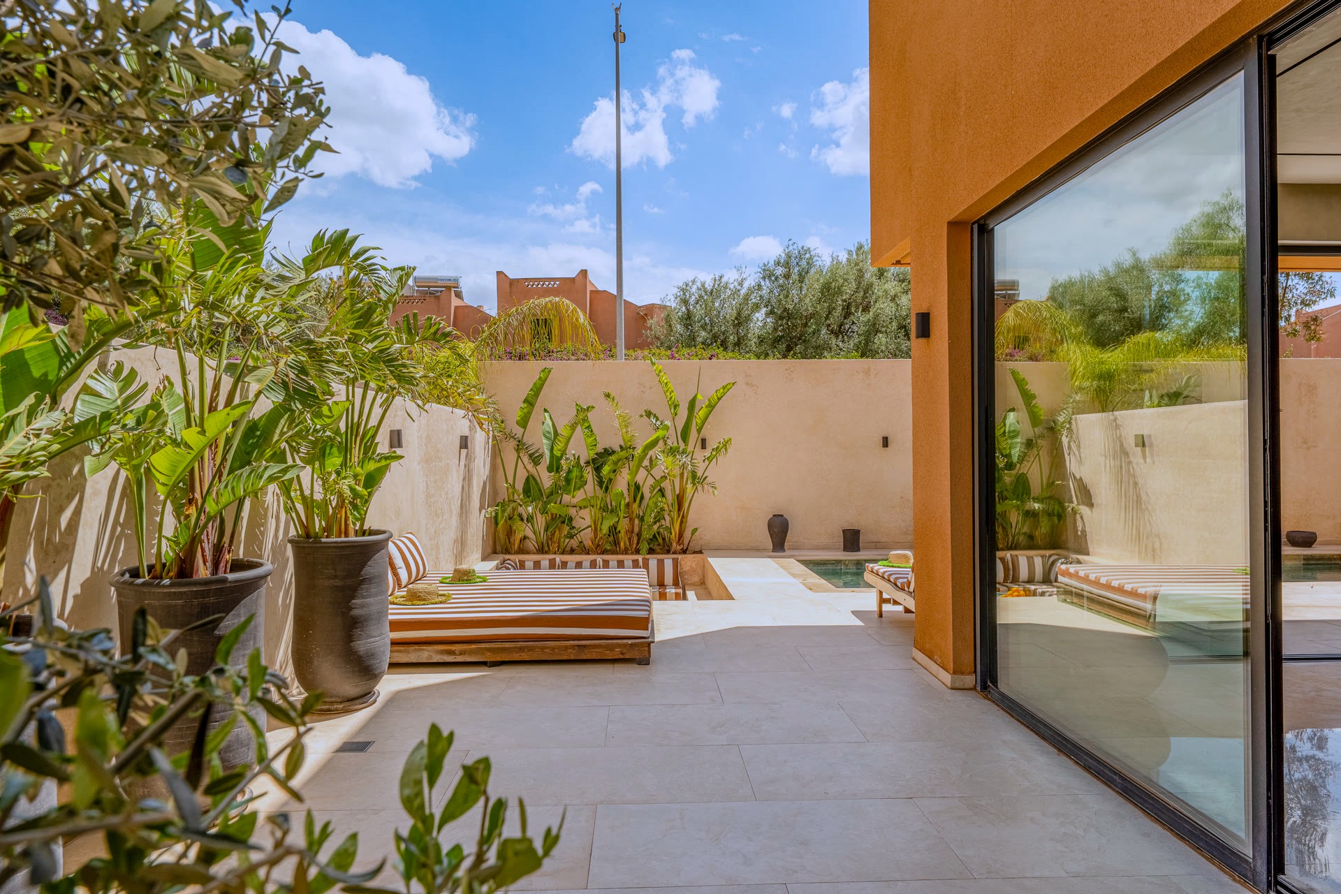 Patio avec bains de soleil, villa privée Marrakech — Villa Camélia