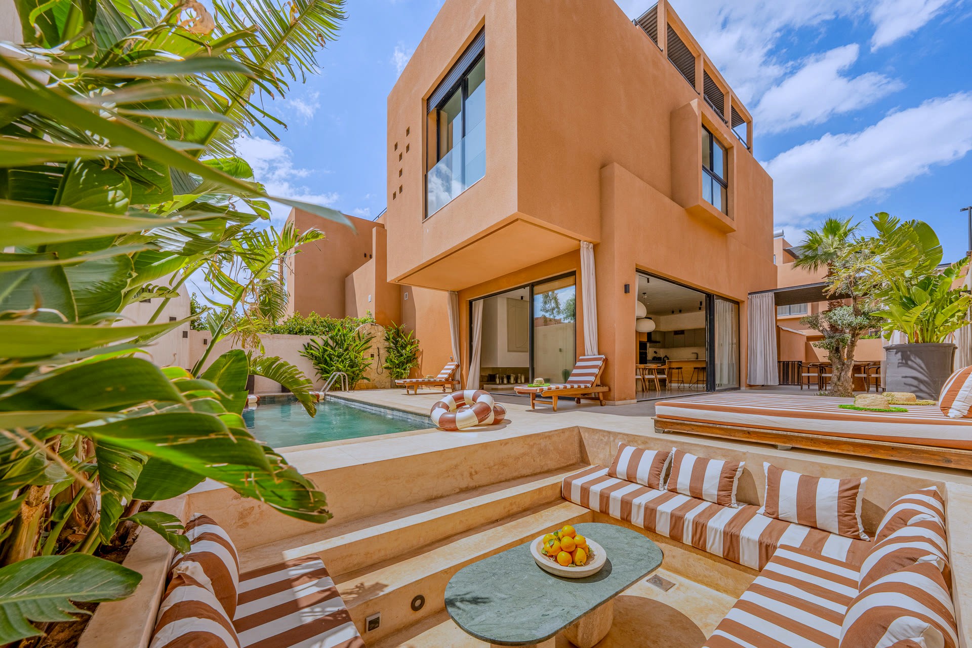 Salon extérieur et piscine, villa de luxe Marrakech — Villa Camélia