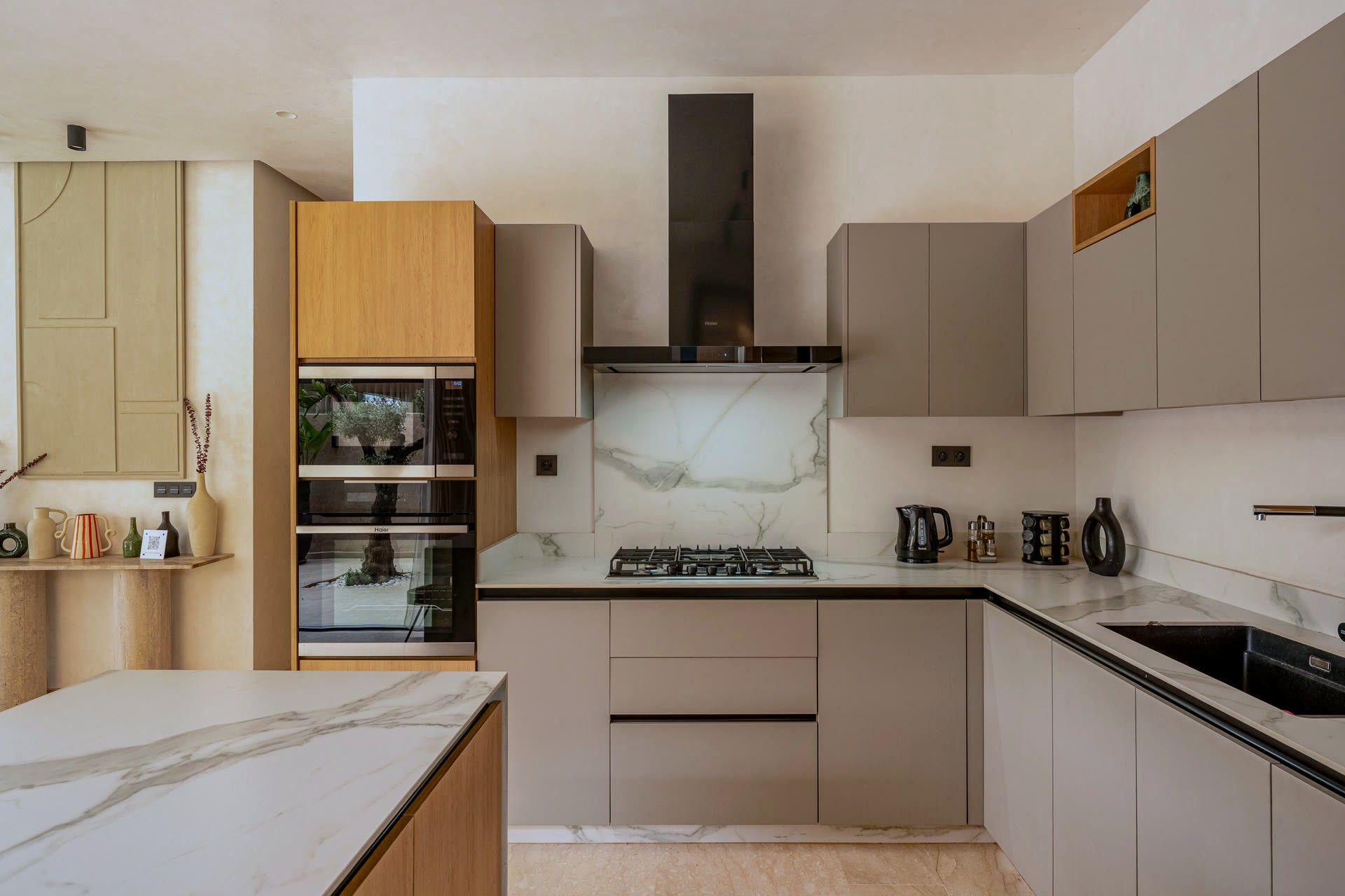 Cuisine équipée en marbre, villa luxe Marrakech — Villa Camélia