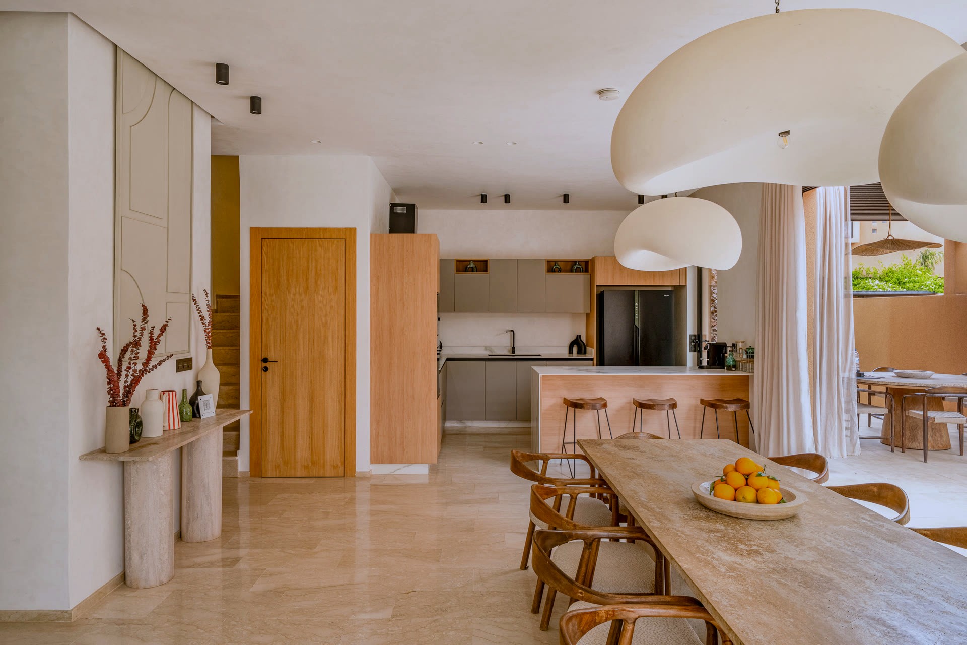 Salle à manger ouverte sur la cuisine — Villa Camélia