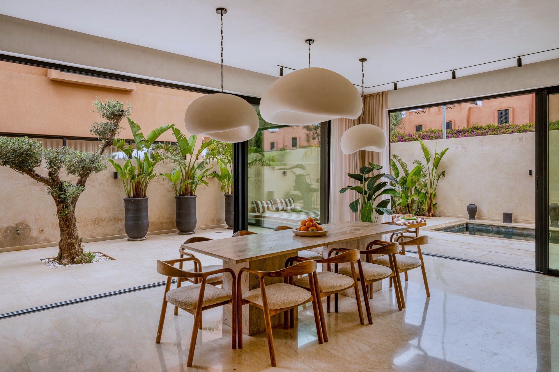 Coin repas avec vue patio — Villa Camélia